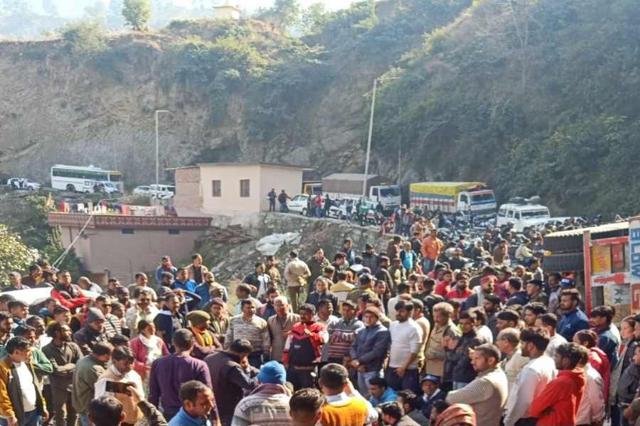 अभी-अभी: ऋषिकेश-बदरीनाथ हाईवे पर डंपर की चपेट में आने से व्यक्ति की मौत, गुस्साए लोगों ने की सड़क जाम, लगी वाहनों की लंबी कतार