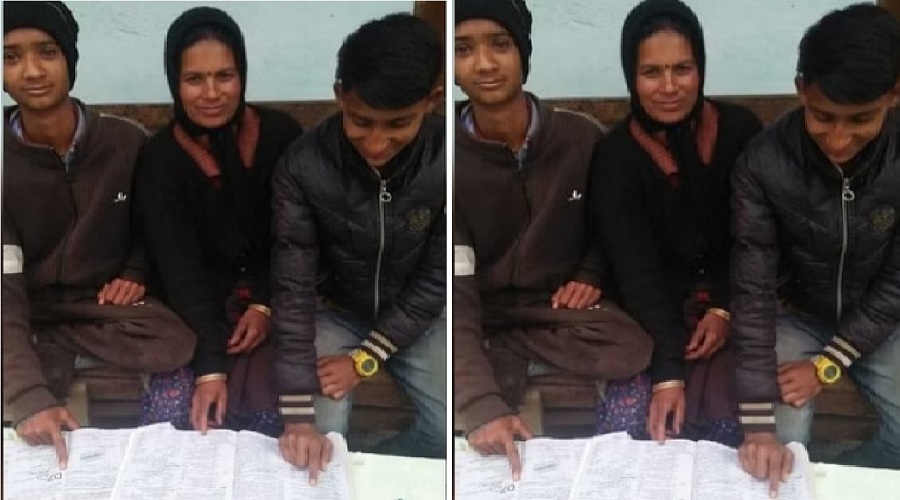 guddi-devi-10th-exam-with-her-son.jpg