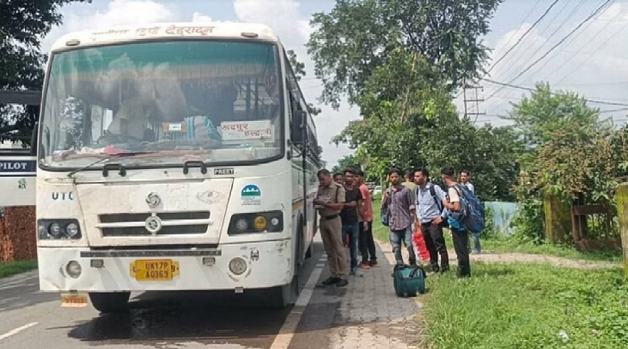 roadways-bus-men-lagi-aag.jpg